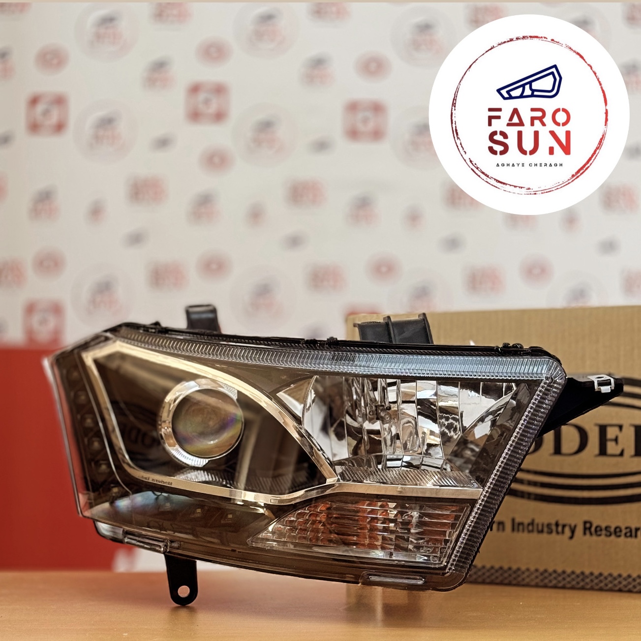 چراغ جلوی دنا برند مدرن صنعت (سمت راست)