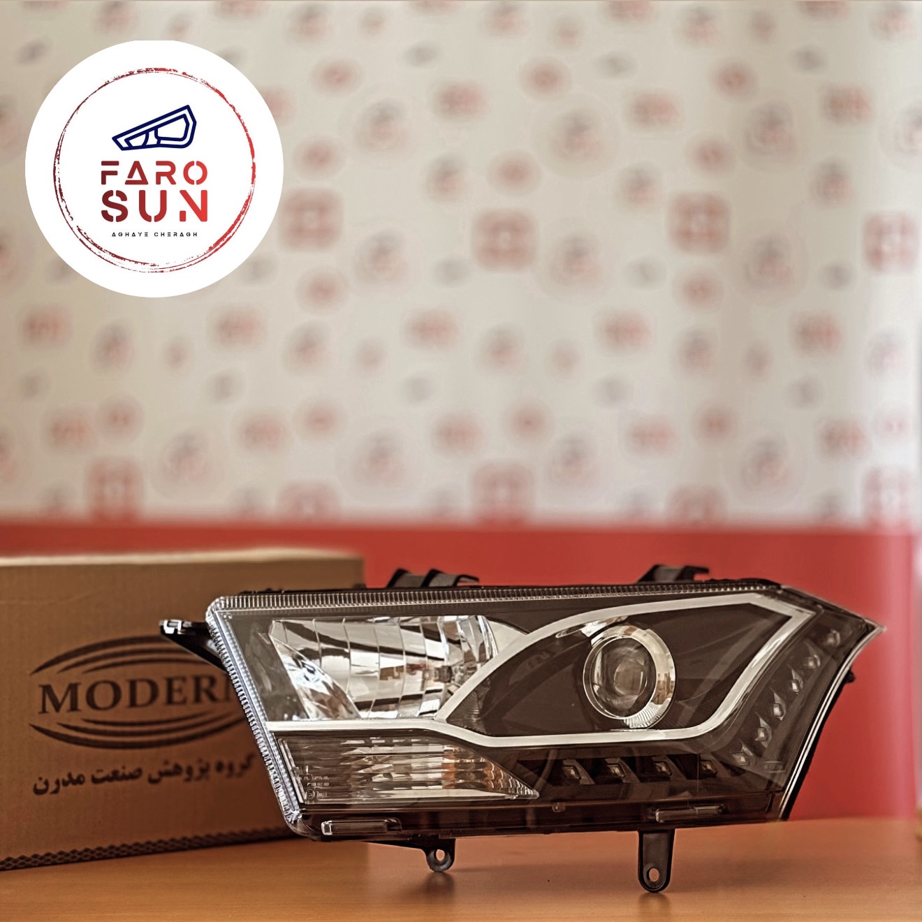 چراغ جلوی دنا برند مدرن صنعت (سمت چپ)