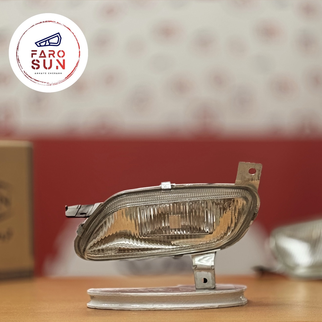 مه شکن جلوی سمند سورن برند مدرن صنعت (سمت چپ)